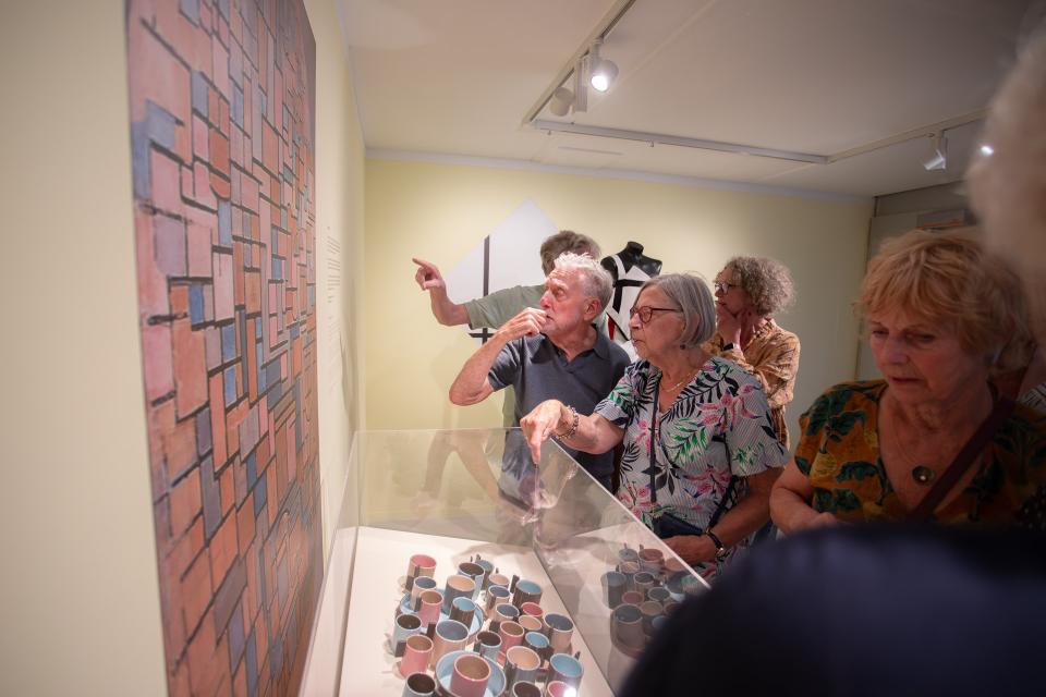 Tableau III met servies van Erna Huppelschoten