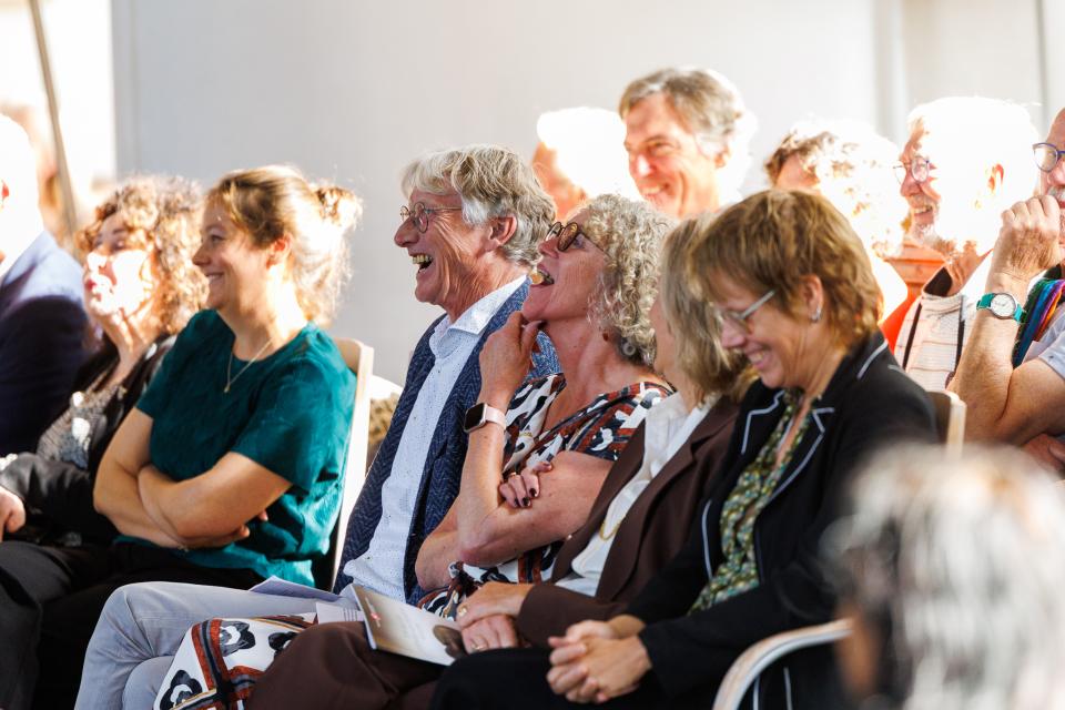 vrolijke aandacht voor het juryrapport door Geertje Jacobs