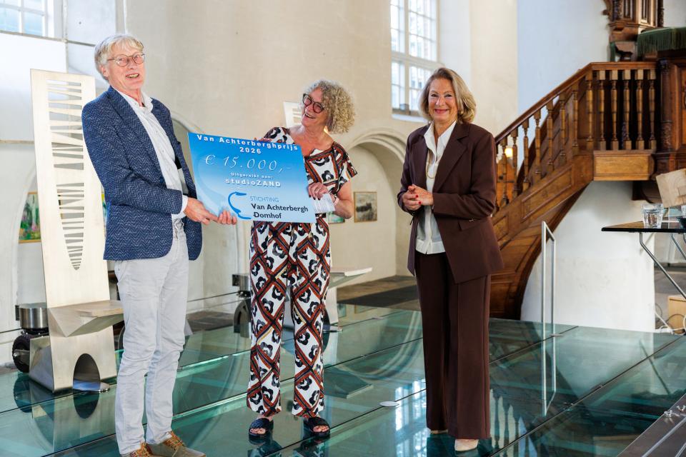 StudioZAND ontvangt de Van Achterbergh Domhof prijs van voorzitter Saskia Simonis
