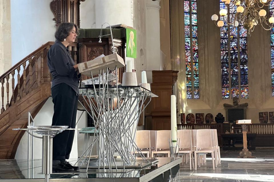 Juryvoorzitter Geertje Jacobs presenteert het juryrapport 
